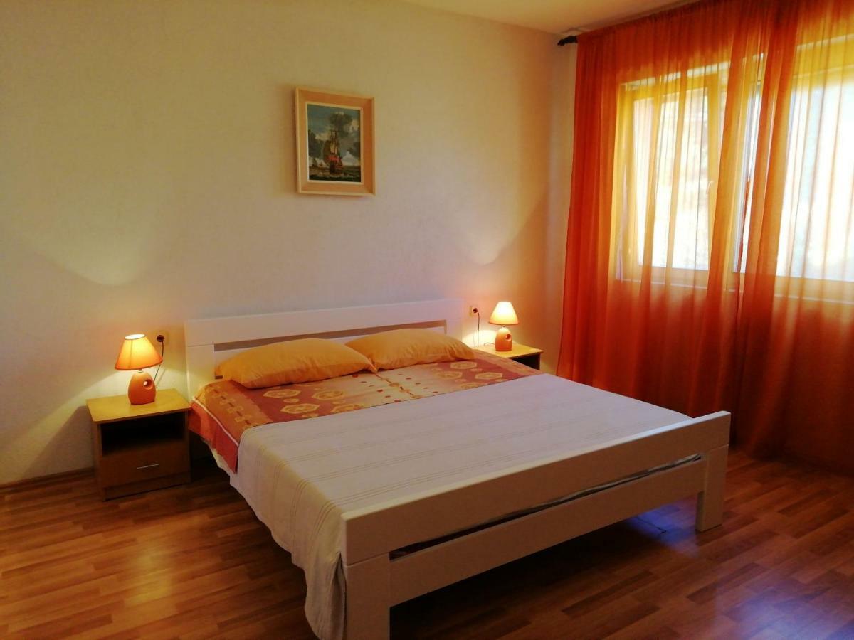 Apartments Jadranka Ivana พูลา ภายนอก รูปภาพ