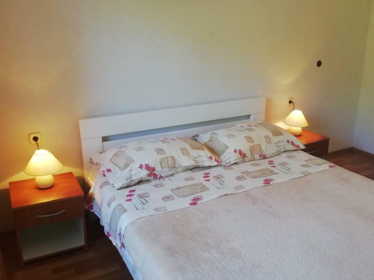 Apartments Jadranka Ivana พูลา ภายนอก รูปภาพ
